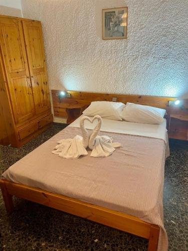 499bed-family-room